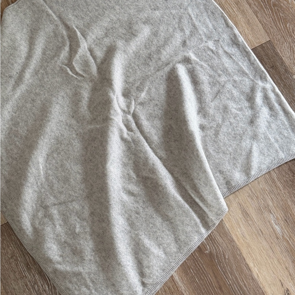 Elegant Gray Women's Scarf